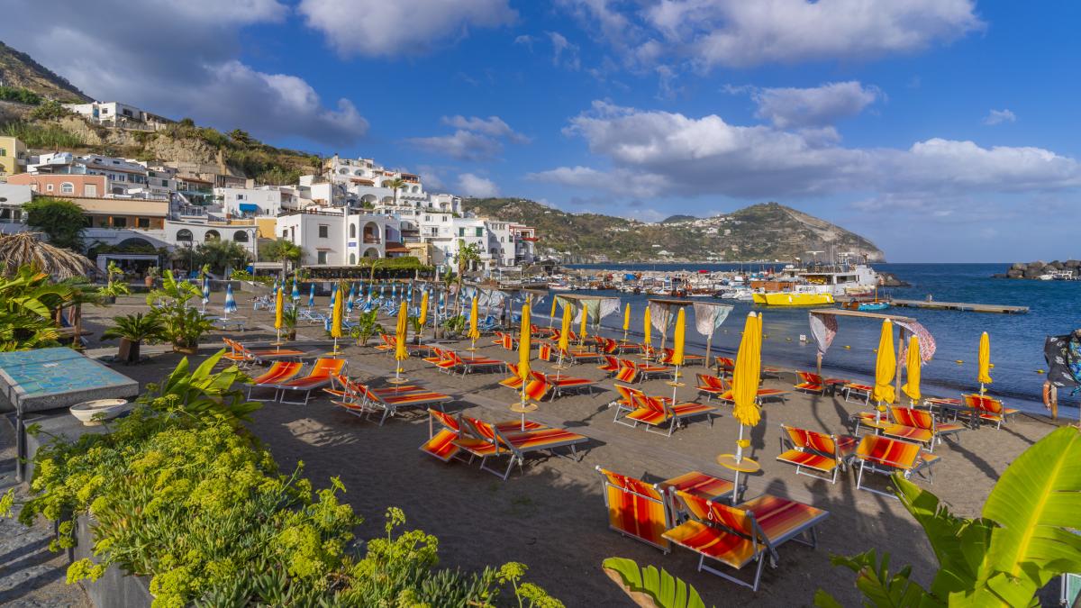 o femeie a fost filmata in timp ce spala cu detergent pahare in mare iar imaginile au starnit un val de indignare in italia