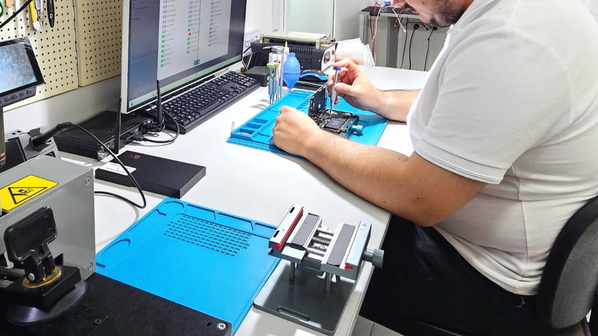 orasul din romania in care s a deschis primul self service pentru telefoane din tara oamenii isi pot repara singuri smartphone ul