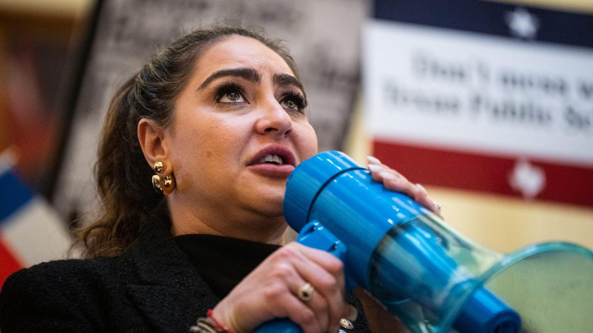 politiciana americana de origine romana care e in razboi deschis cu guvernatorul texasului in scandalul politic de ultima ora din sua