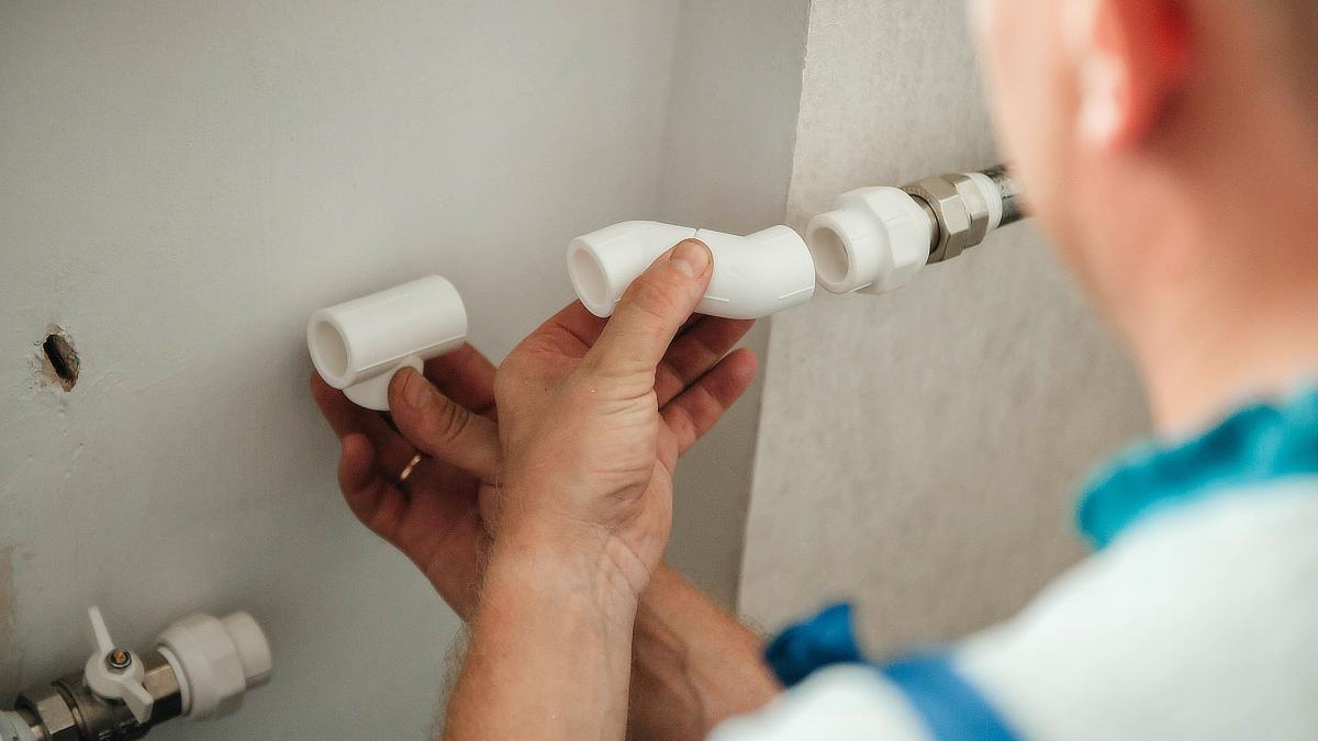 zeci de apartamente din brasov primesc apa pe teava de gaze dupa ce un barbat a incercat sa si monteze singur o centrala