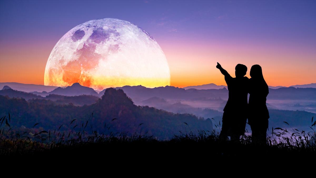 evenimente astronomice de urmarit in august 2025 de la luna sturionului la perseide si o spectaculoasa aliniere a 6 planete