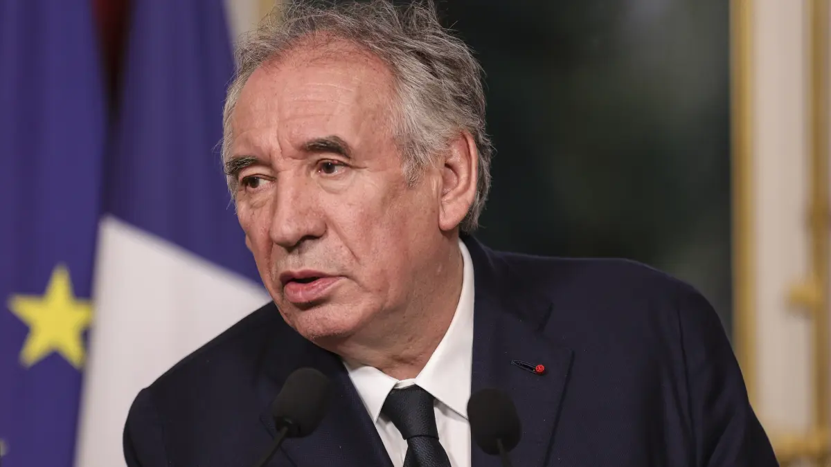 parisul ia exemplul lui bolojan premierul bayrou anunta francezii pe youtube ca le taie pensiile si zilele libere