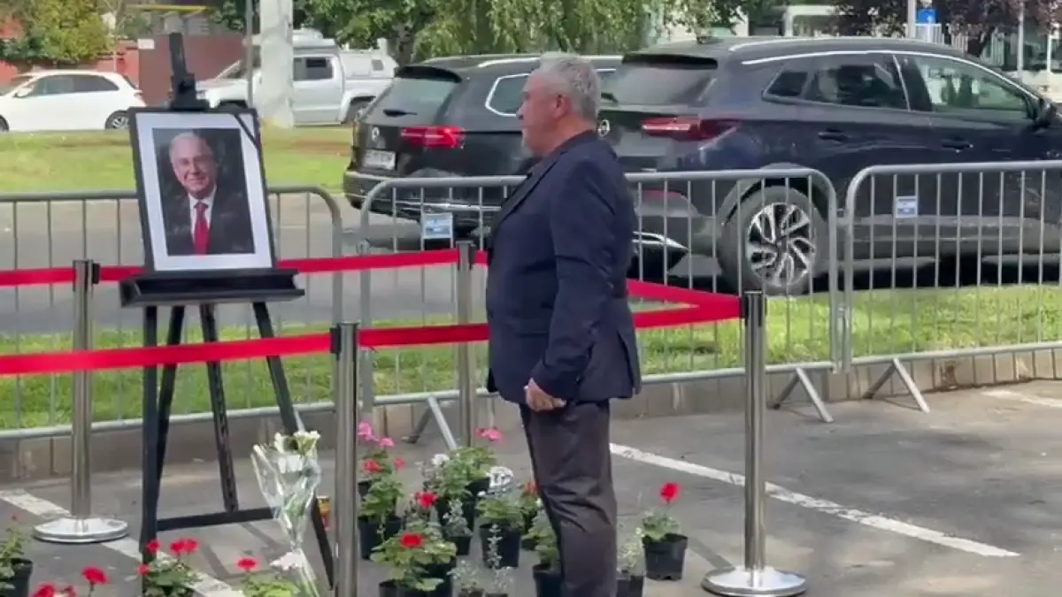 primul roman care i a adus flori lui ion iliescu a venit la bucuresti tocmai din iasi cu trenul l am pretuit presedintele meu