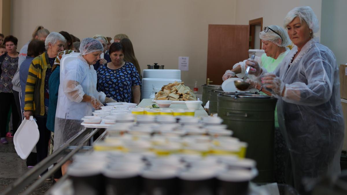 rusii ar putea ajunge sa stea la coada pentru mancare expertii spun ca politicile rusiei ar putea provoca o prabusire in stil sovietic