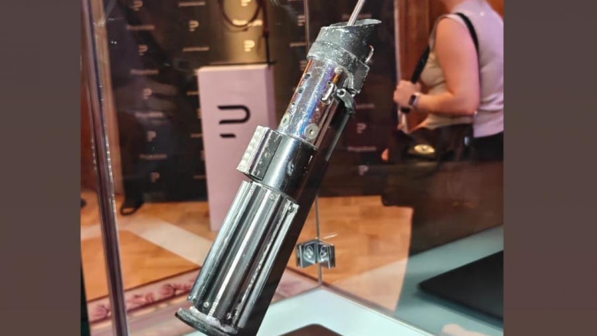 sabia laser a lui darth vader din filmele originale star wars a fost expusa inaintea unei licitatii cu cat s ar putea vinde