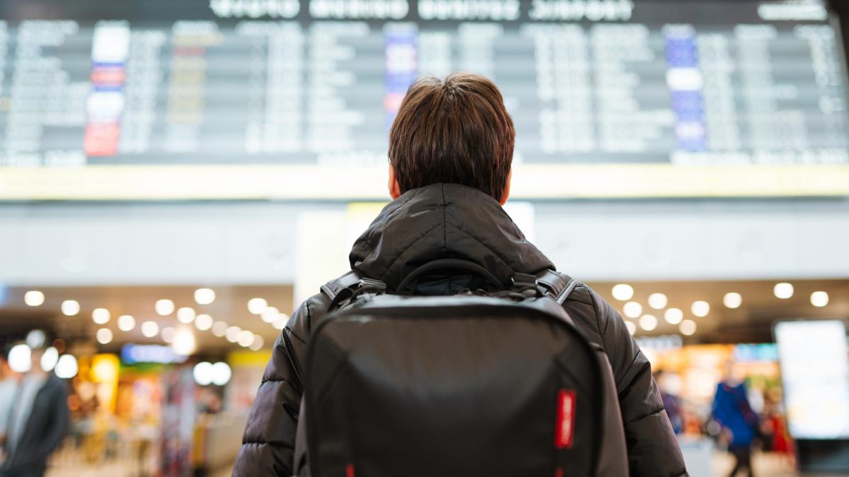 un baiat s a pierdut de familie in aeroport si in loc sa ajunga la londra s a trezit la milano