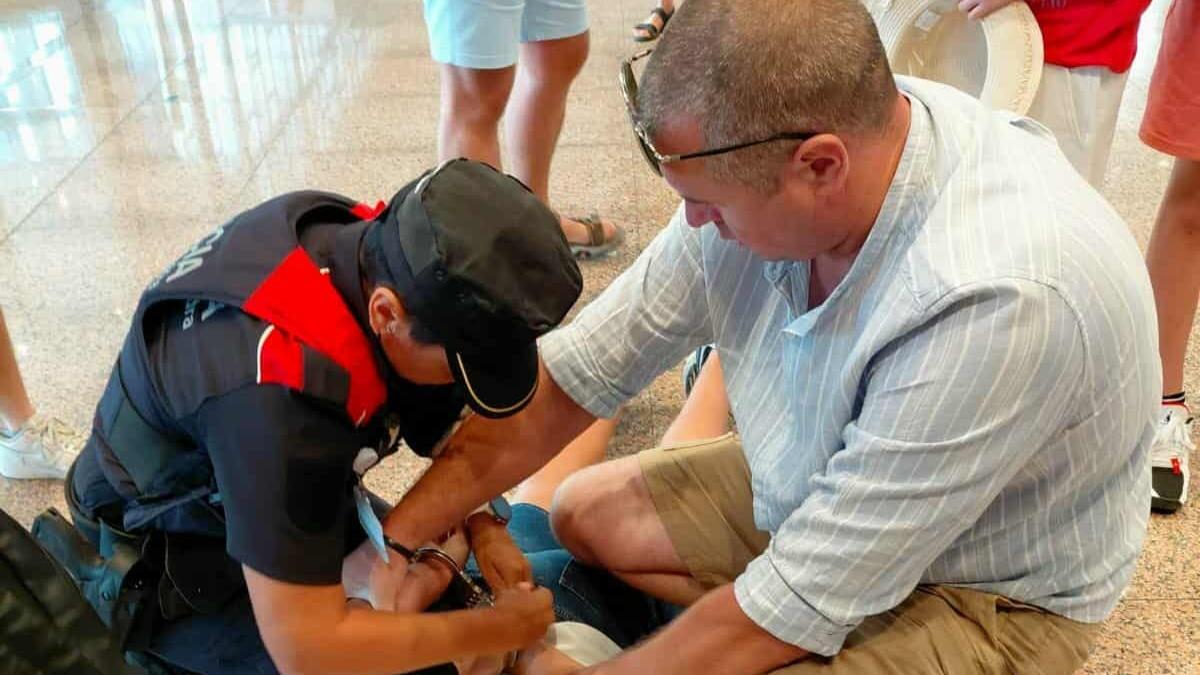 un jandarm roman care era in vacanta in barcelona a prins un barbat care fugea de politie