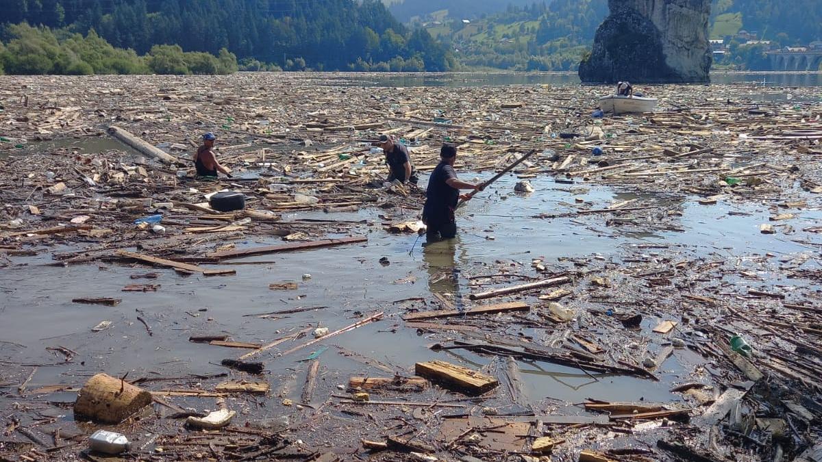 a inceput curatarea lacului bicaz autoritatile au scos aproximativ 300 de metri cubi de deseuri