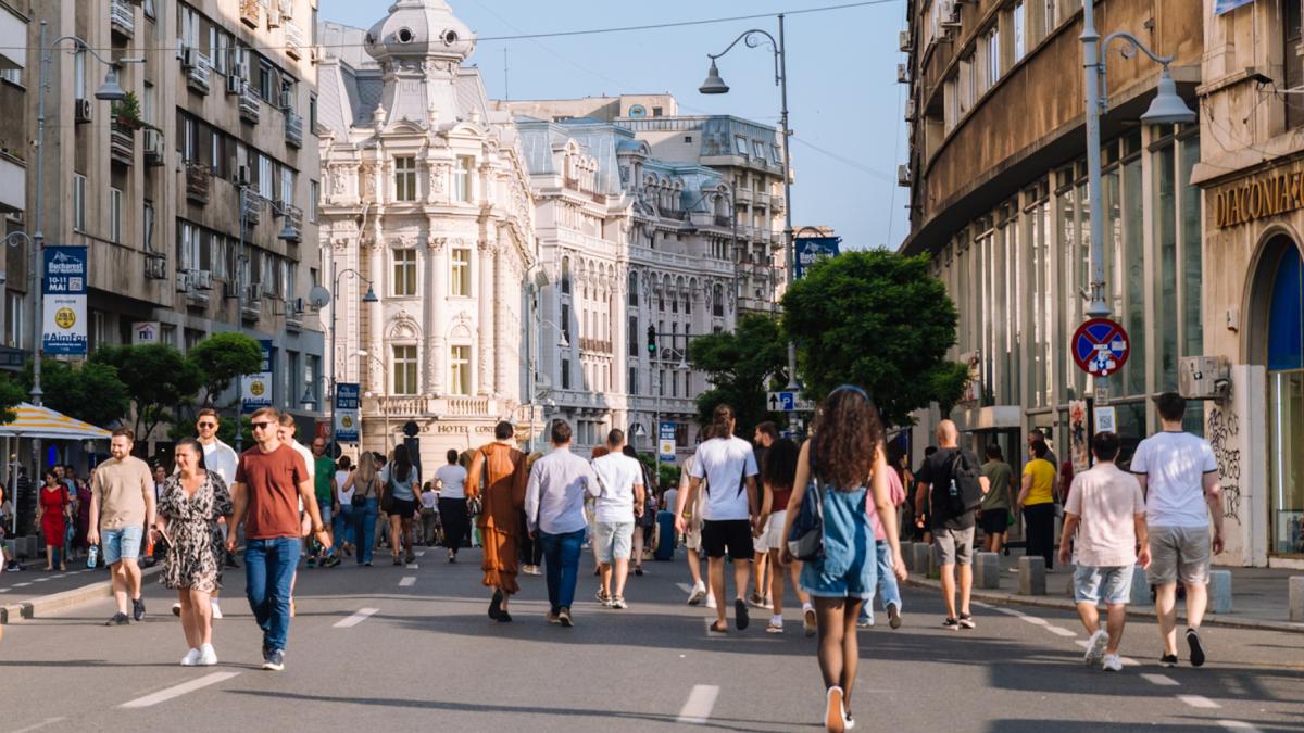 calea victoriei se transforma din nou in zona pietonala in weekendul 9 10 august spectacole expozitii si promenada in aer liber