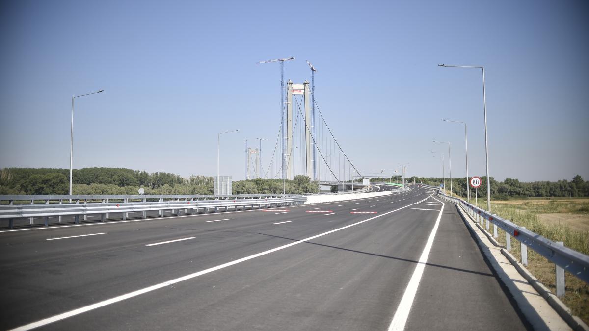 iese apa din asfaltul nou turnat la podul suspendat peste dunare in zona nu a mai plouat de saptamani cnair a cerut o expertiza