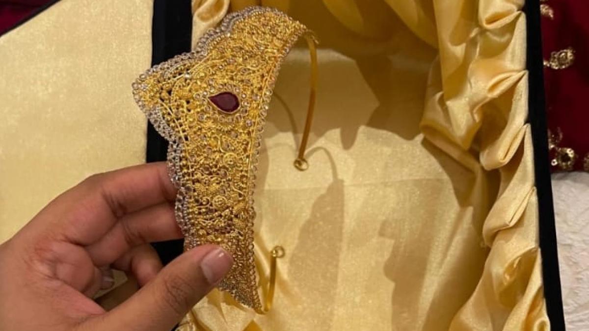 jaf de 500 000 de lire sterline intr un oras de langa londra trei hoti au furat bijuterii de aur in timp ce proprietarii erau acasa