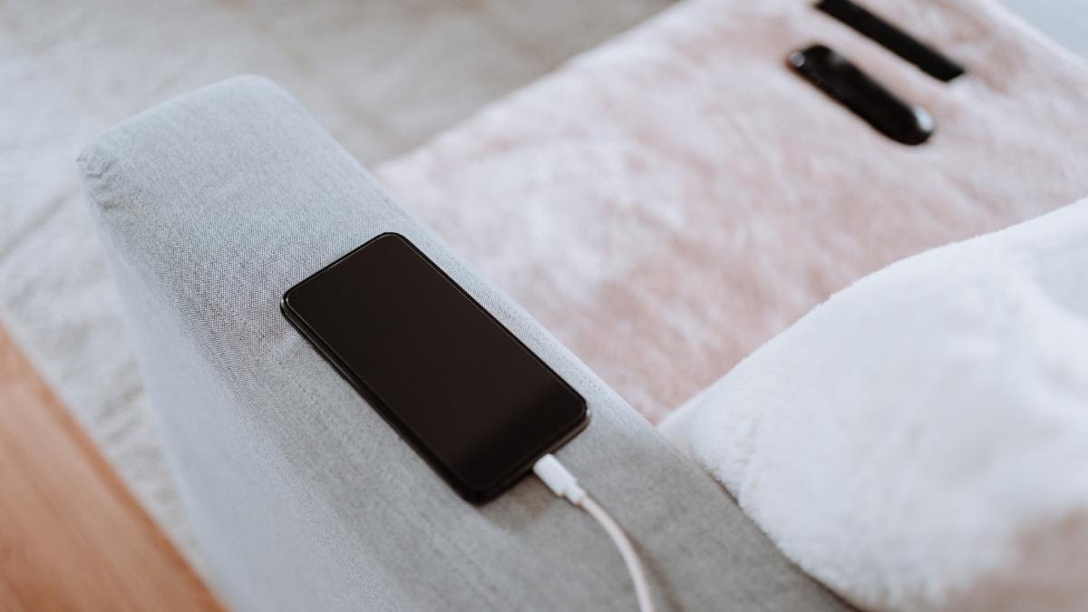 o femeie a primit despagubiri de aproape 150 000 de lire sterline dupa ce un telefon lg a luat foc si a provocat un incendiu