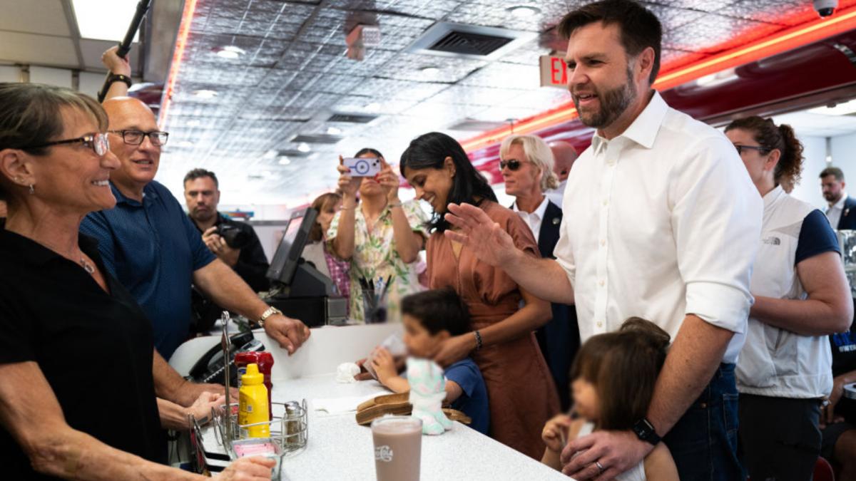 the guardian echipa lui jd vance a ridicat nivelul apei raului ohio pentru o excursie de ziua lui cu barca impreuna cu familia