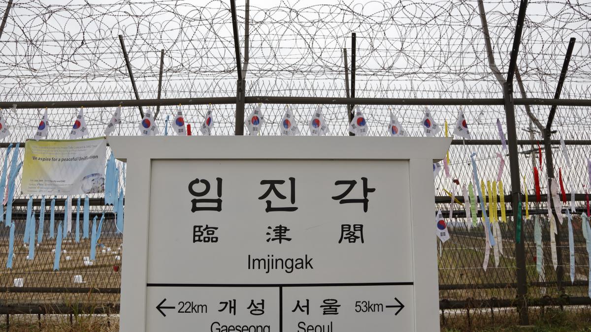 un nord coreean a fugit in coreea de sud inotand agatat de bucati de polistiren