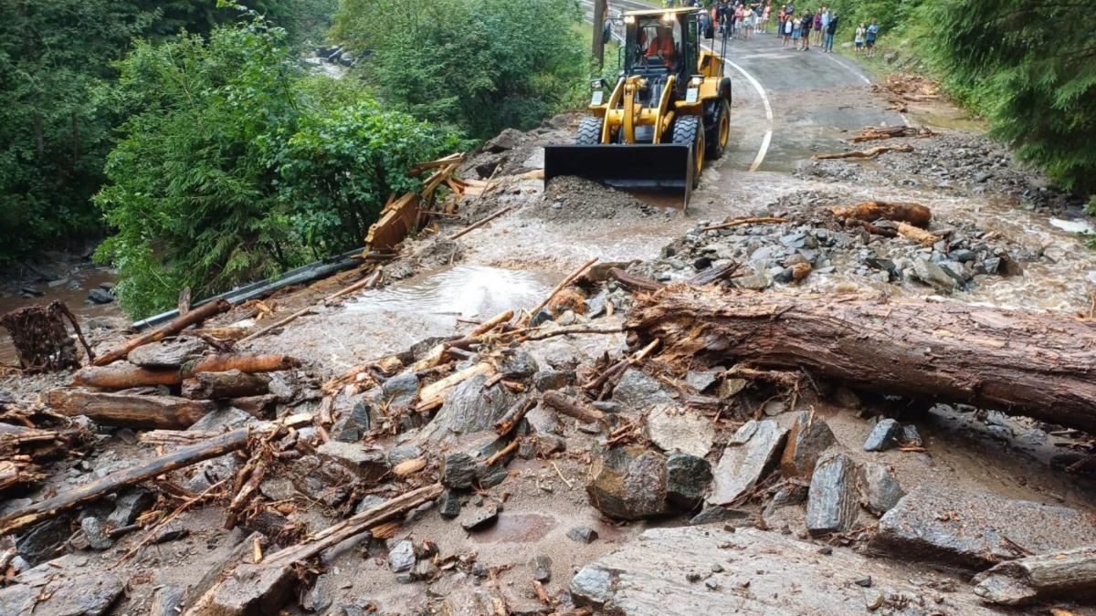 zeci de autoturisme sunt blocate pe transfagarasan in urma unei furtuni puternice circulatia este oprita