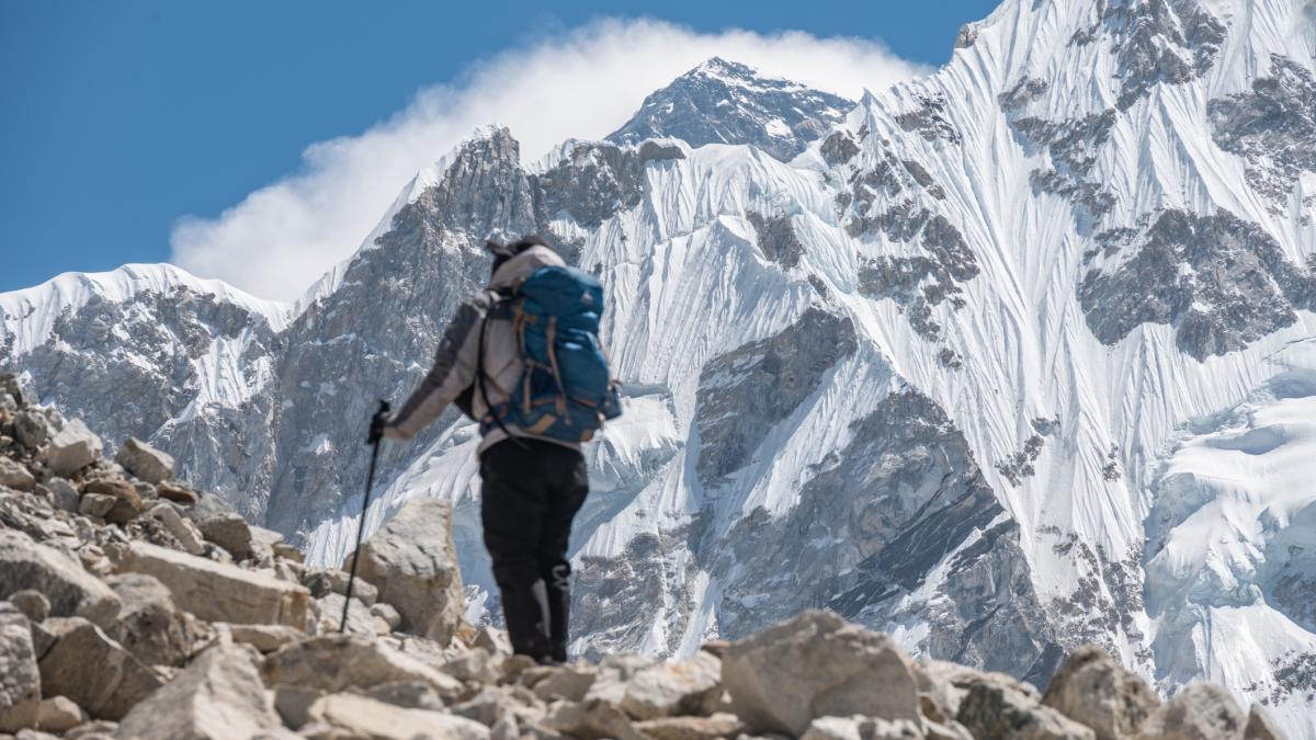 masuri de urgenta pentru salvarea everestului de ambuteiajele de alpinisti alte 97 de varfuri au fost deschise