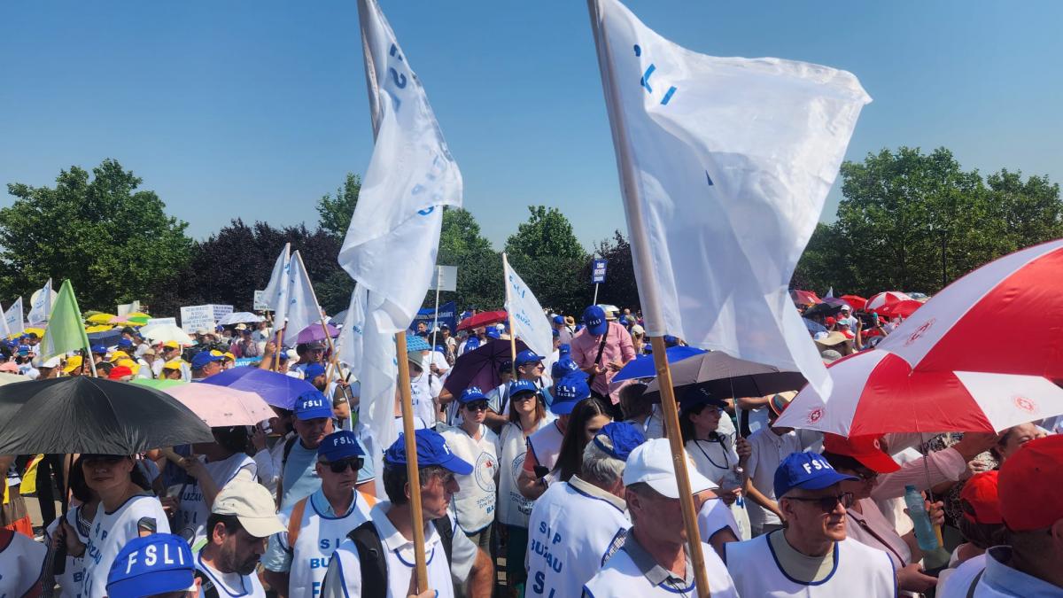 sindicatele din invatamant strang semnaturi de la romani pentru a abroga legea bolojan ce masuri noi propun pentru profesori