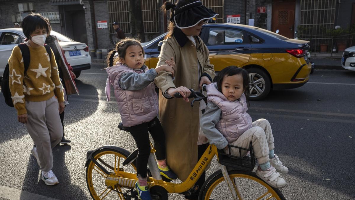 china obisnuia sa si amendeze cetatenii care faceau mai multi copii acum nu ii poate plati suficient ca sa si mareasca familiile