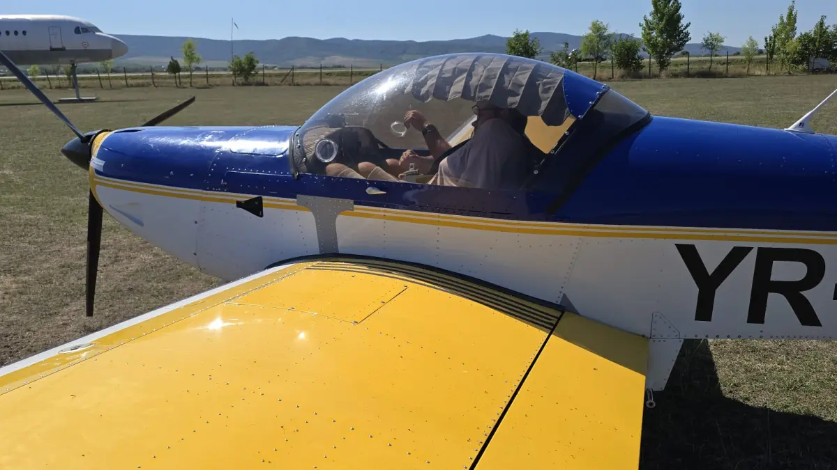 cine erau cei doi oameni care au murit dupa prabusirea avionului la arad au fost filmati la decolare