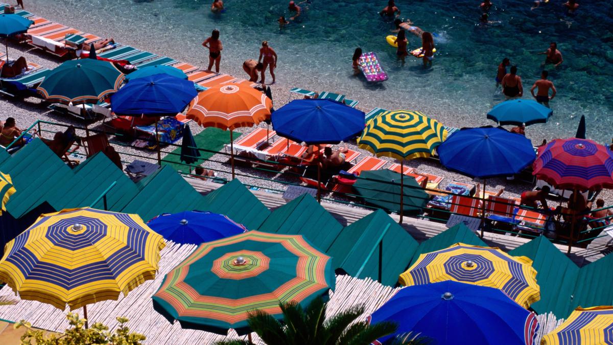 italienii nu mai merg la plaja din cauza preturilor uriase chiar si cu doua salarii multe familii se chinuie