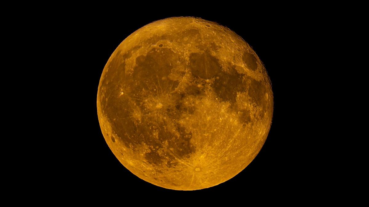 luna plina din august numita luna sturionului poate fi admirata sambata seara