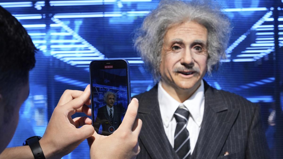 un magazin care vinde roboti umanoizi s a deschis in china oamenii pot cumpara chiar si replica lui albert einstein