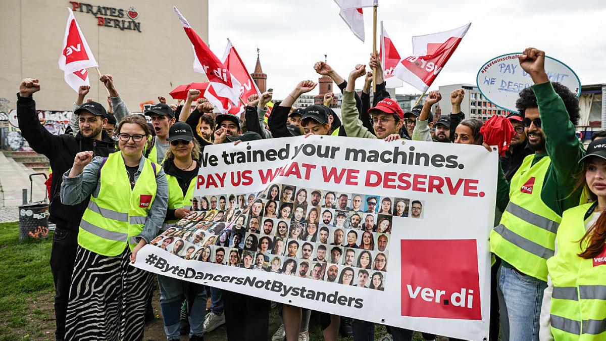 angajatii tiktok sunt inlocuiti usor usor de inteligenta artificiala oamenii sunt revoltati si au iesit in strada