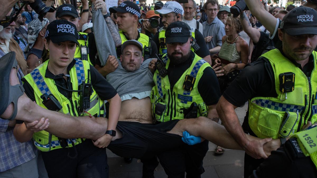 aproape 500 de persoane au fost arestate in timpul unui protest in centrul londrei bilant record de retineri
