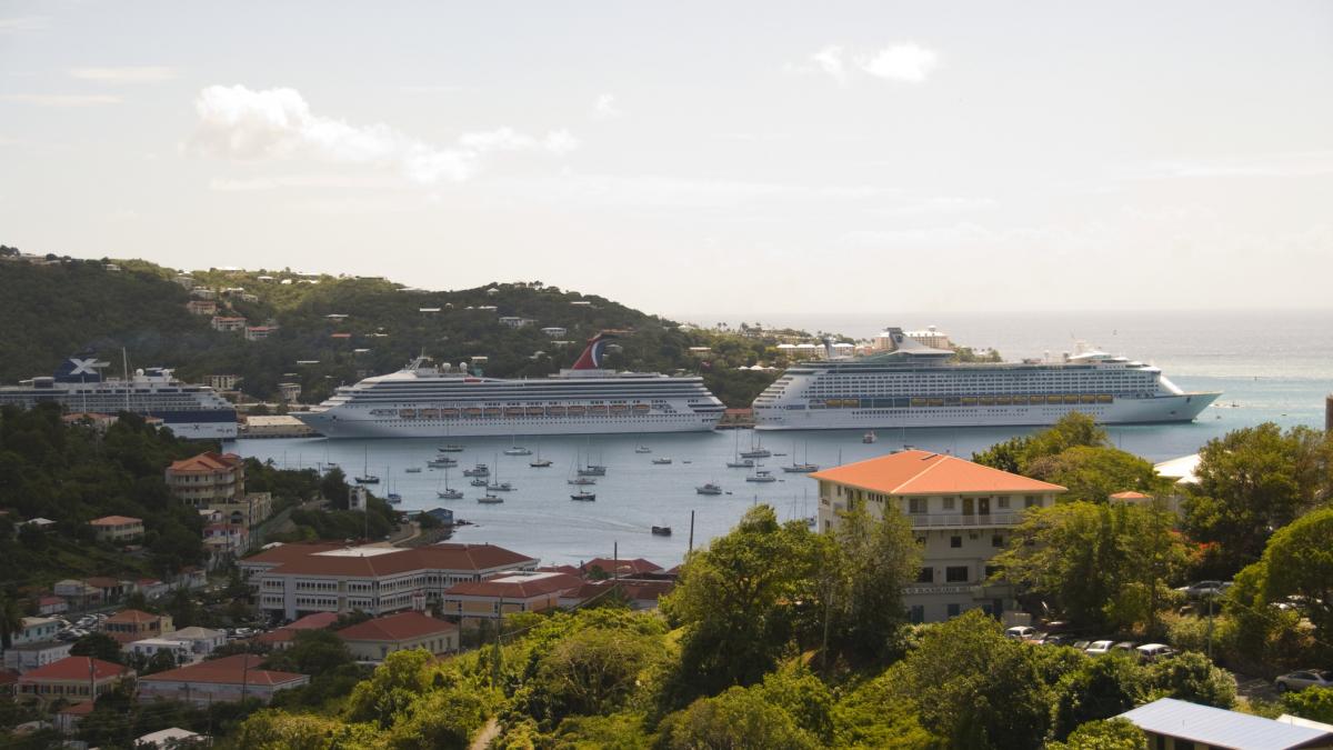 au aparut si croazierele pentru nudisti pasagerii pot sta complet dezbracati la bord dar trebuie sa respecte niste reguli