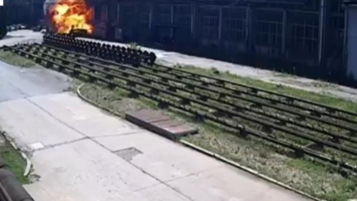 momentul in care se prabuseste avionul in curtea fabricii de vagoane din arad a fost surprins pe camerele de supraveghere