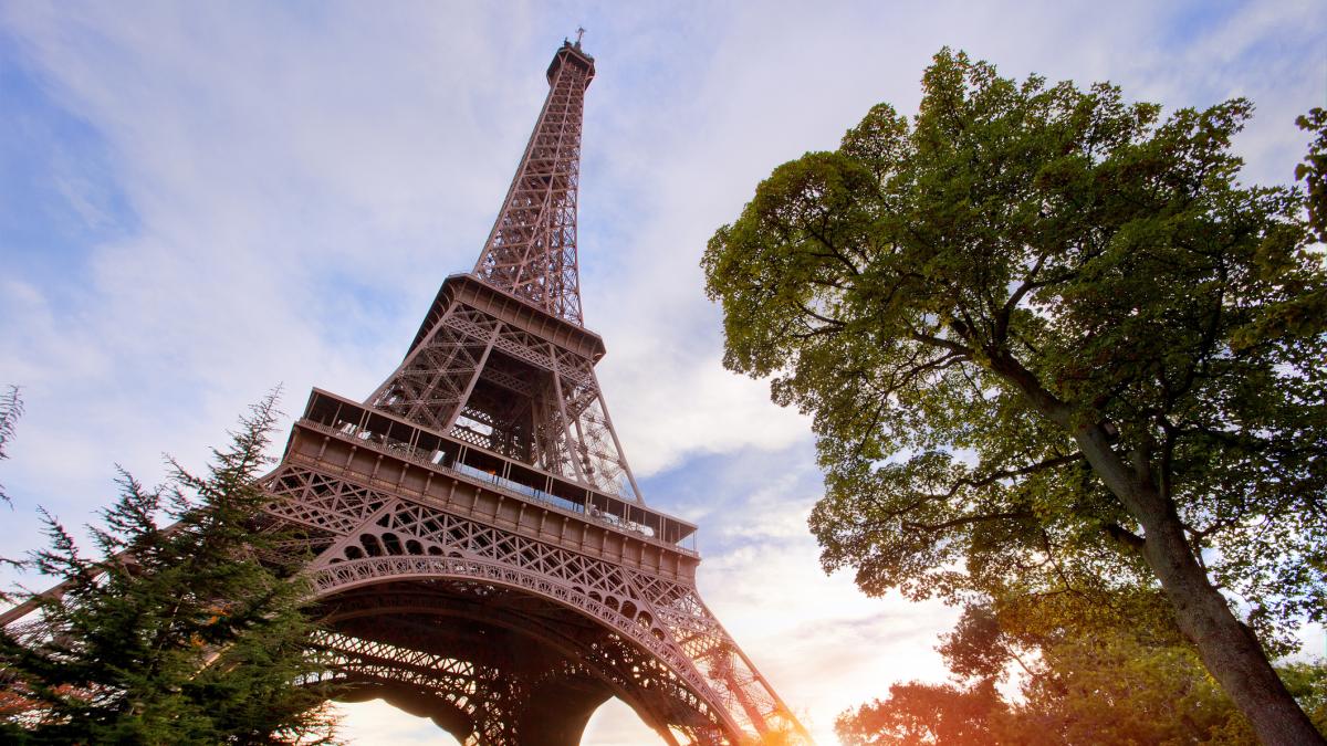 trei persoane au fost arestate dupa ce au incercat sa sara cu parasuta de pe turnul eiffel