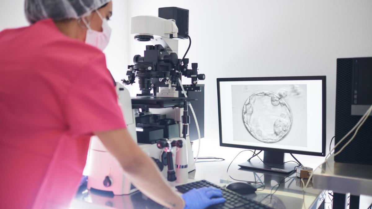 caz unic in romania o vaduva din iasi vrea sa devina mama cu un embrion implantat dupa moartea sotului si a cerut dreptul in instanta