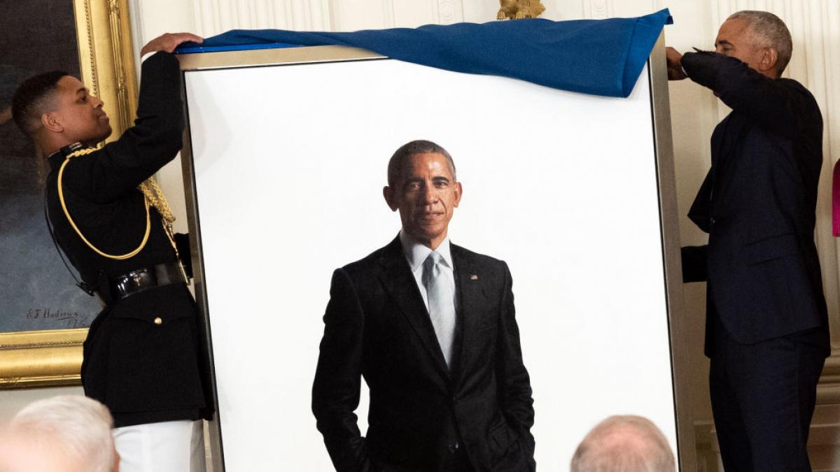 donald trump le a mutat portretele lui obama si bush din holul de la intrarea casei albe intr un colt la care publicul nu are acces