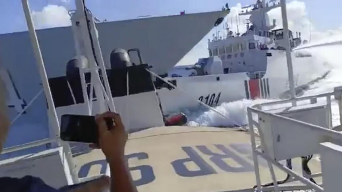 doua nave militare ale chinei s au ciocnit una dintre ele urmarea un vapor filipinez