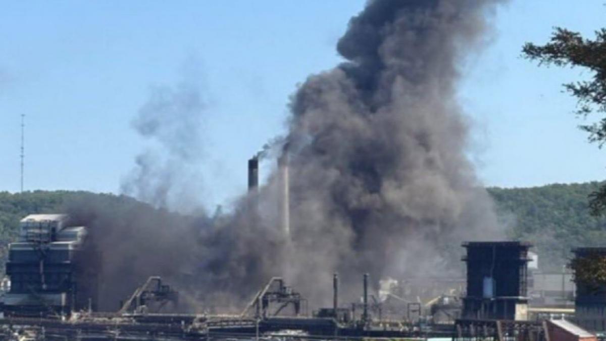 explozie puternica urmata de un incendiu urias la una dintre cele mai mari uzine de otel din sua un om a murit