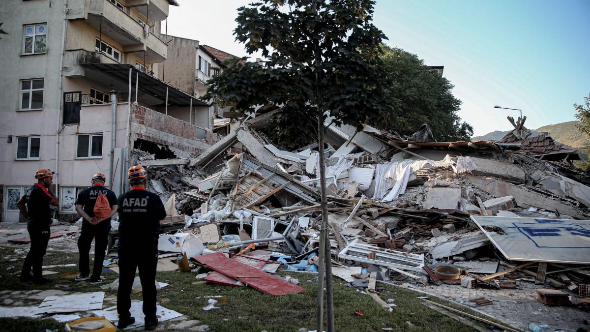 haos in vestul turciei dupa cutremur seismul a fost urmat de sute de replici de frica oamenii au dormit in masini