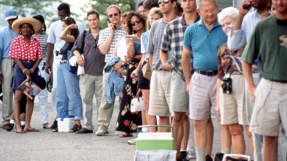 italienii stau la cozi de kilometri pentru un ceas in editie limitata cum arata si cat costa