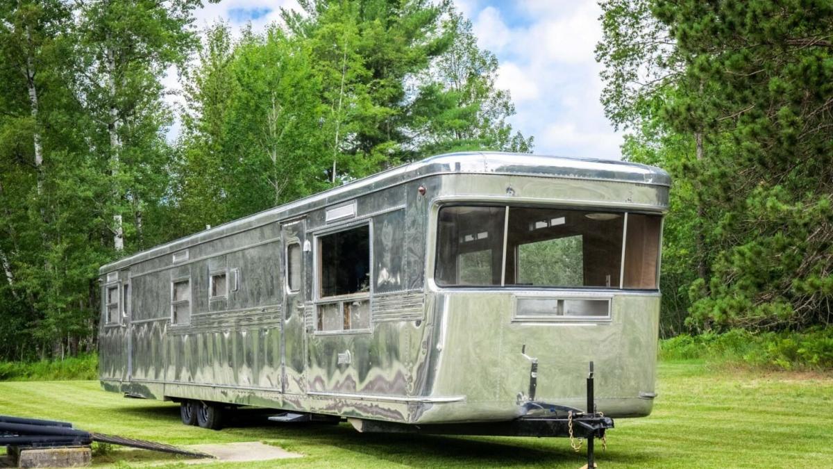 o rulota veche de 70 de ani a fost transformata in casa iar interiorul arata cu totul neasteptat