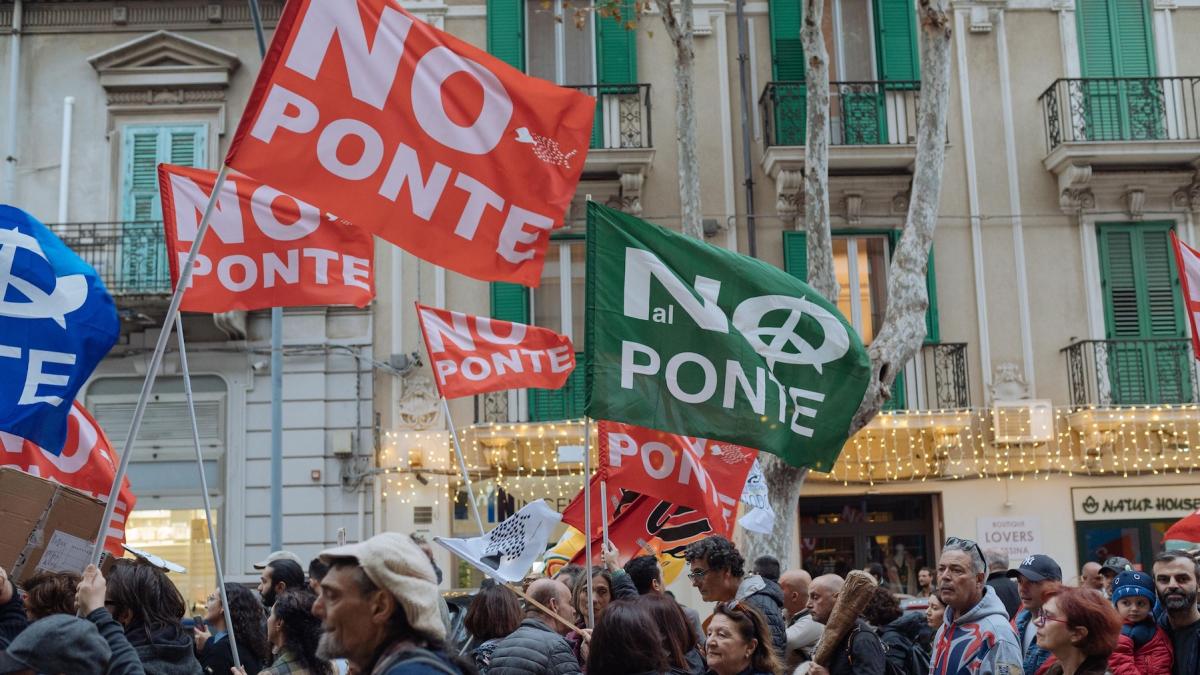protest masiv in sicilia impotriva planului de a construi cel mai lung pod din lume