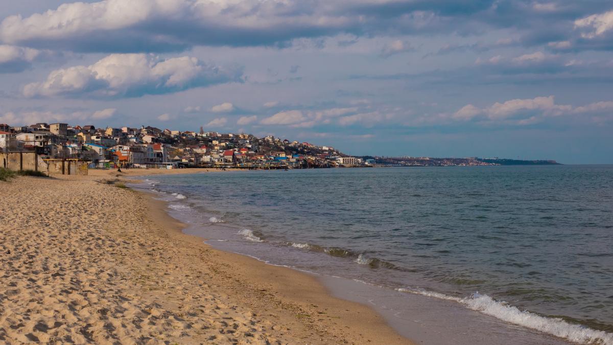 trei inotatori ucisi in explozii provocate aparent de mine pe tarmul regiunii ucrainene odesa