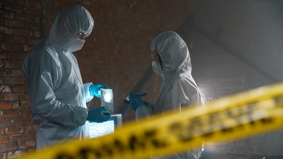 un barbat a locuit timp de 3 ani cu fratele lui mort in casa politia l a gasit mumificat