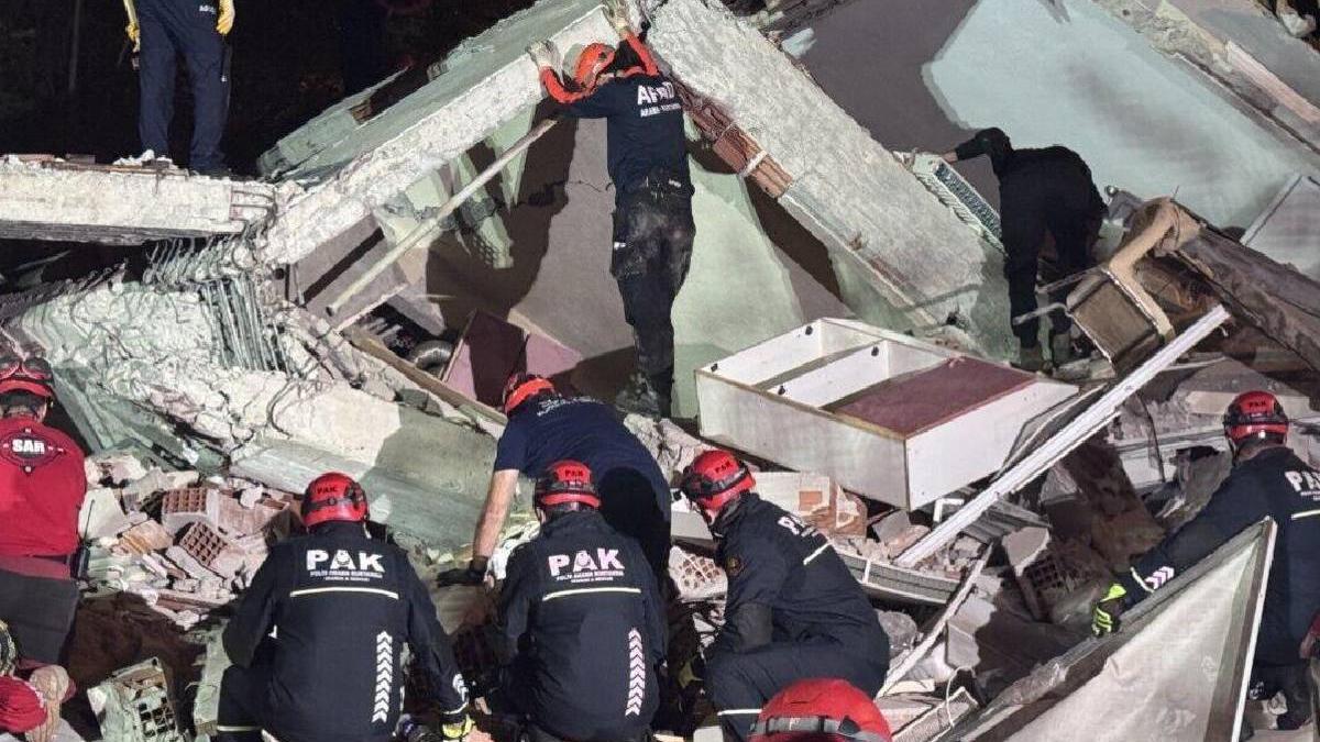 un barbat a murit si zeci de persoane au fost ranite in urma cutremurului cu magnitudinea 6 1 din vestul turciei