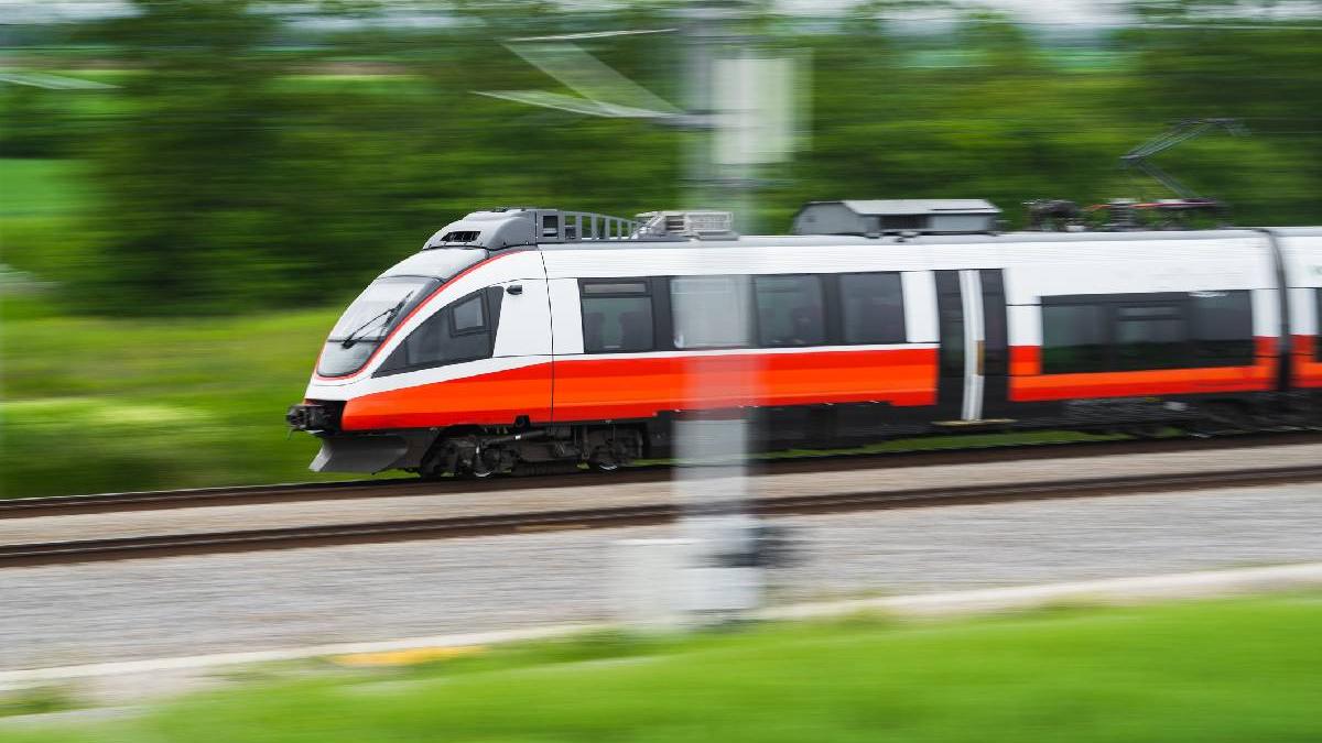 un barbat a supravietuit dupa ce s a agatat de un tren de mare viteza in austria acesta coborase sa fumeze o tigara