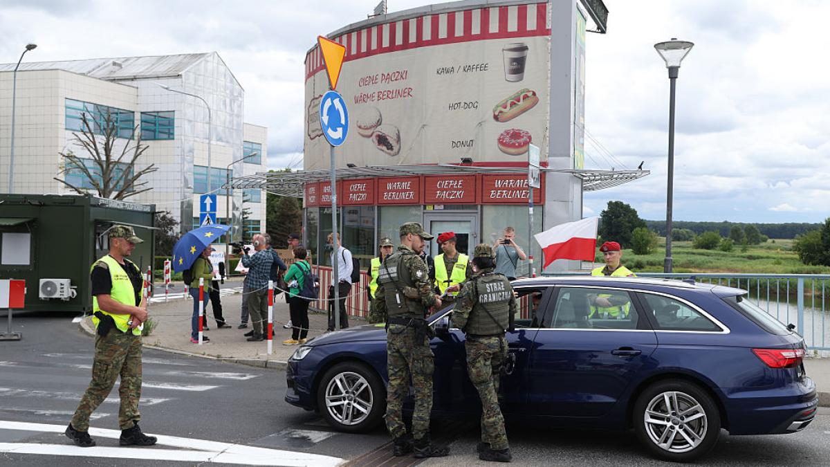 de ce au ajuns polonia si germania sa aduca soldati la granita trasata in 1945 se priveau unii pe altii ca si cum ar fi razboiul rece
