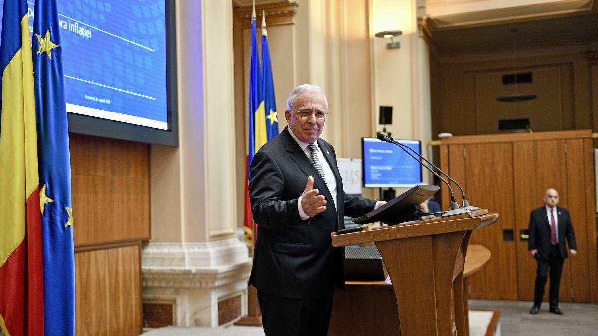 mugur isarescu guvernatorul BNR intr o conferinta de presa