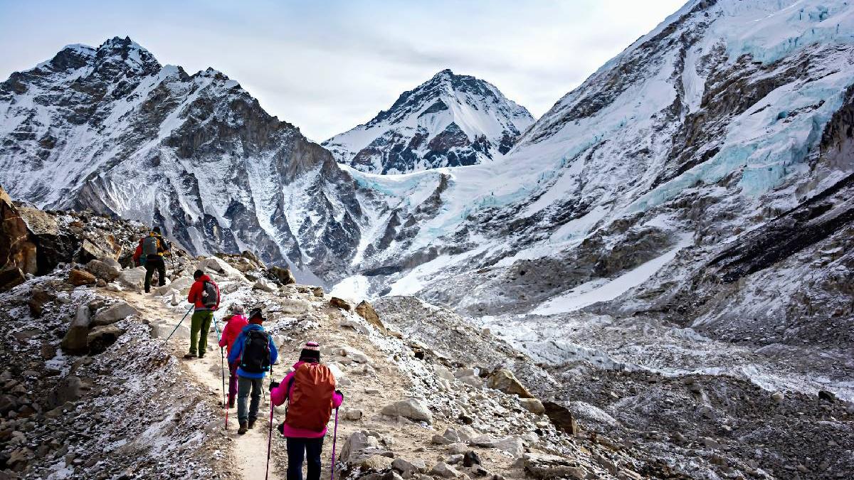 nepal ofera acces gratuit la 97 de varfuri montane in timp ce turismul spre everest explodeaza