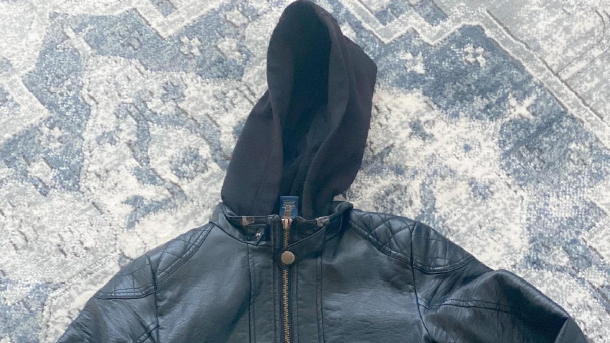 un barbat care a cumparat cu 35 de lei o geanca din piele dintr un second hand a gasit ceva cu totul neasteptat in buzunarul acesteia