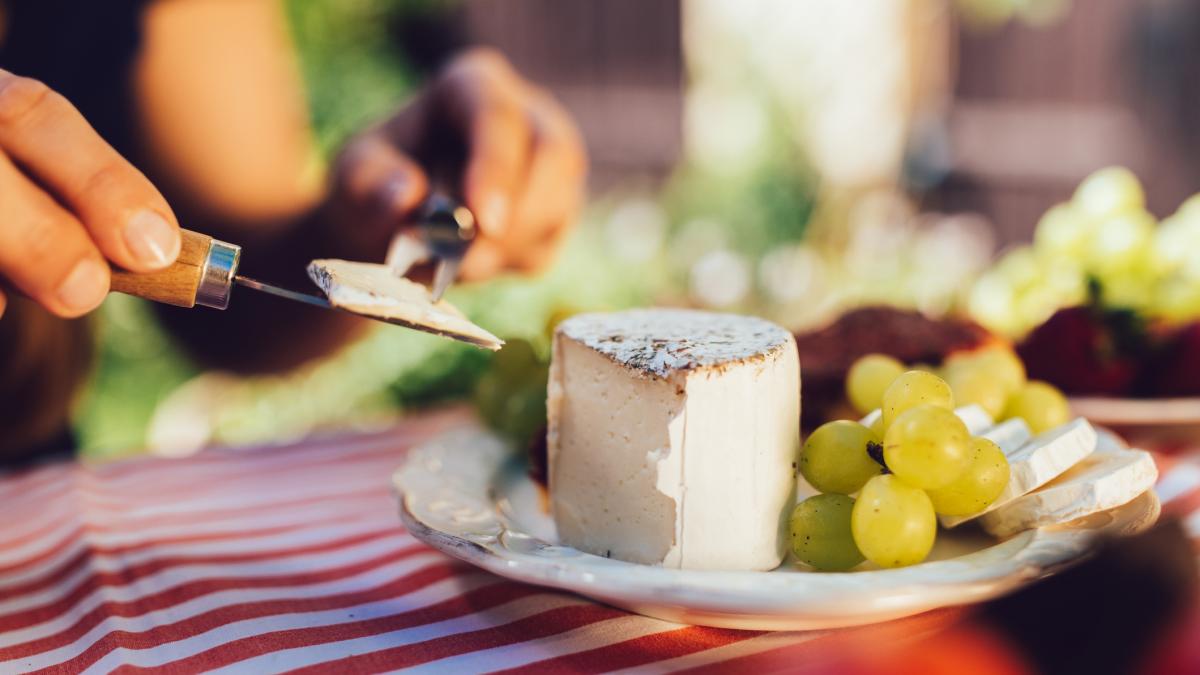 alerta in franta doi oameni au murit dupa ce au mancat branzeturi cu mucegai produsele au ajuns si in alte tari