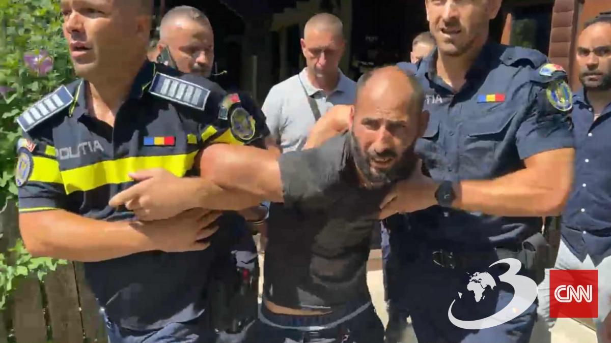 capturare spectaculoasa in direct barbatul evadat din penitenciar a fost prins de politisit dupa ce s a ascuns in podul unei case