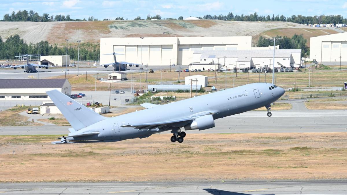 cnn intalnirea trump putin va avea loc in incinta unei baze militare detalii din culisele organizarii summitului istoric din alaska